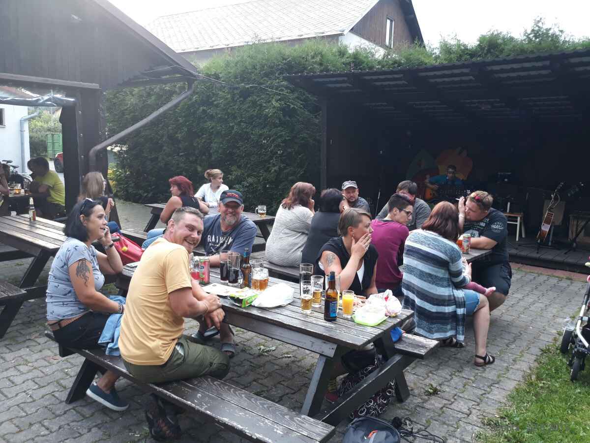 Zahájení prázdnin, hraje NěHa